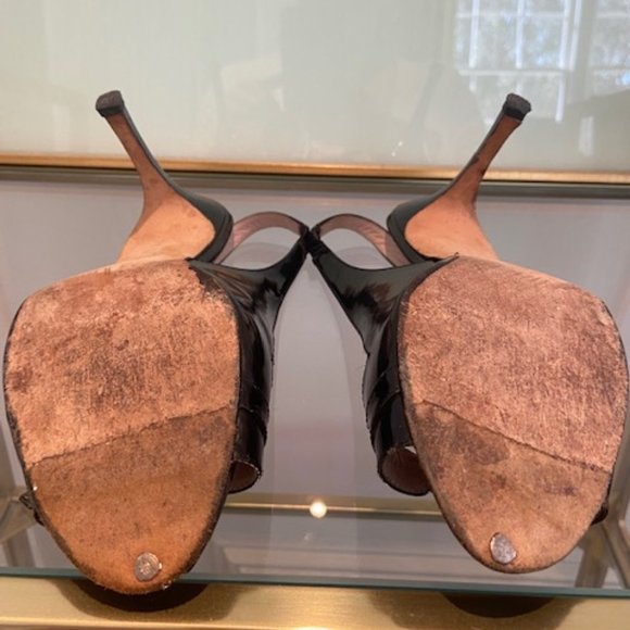 MANOLO BLAHNIK BLACK PATENT SLINGBACK OPEN TOE HEELS. SIZE 38.5/8.5 M - Picture 6 of 9